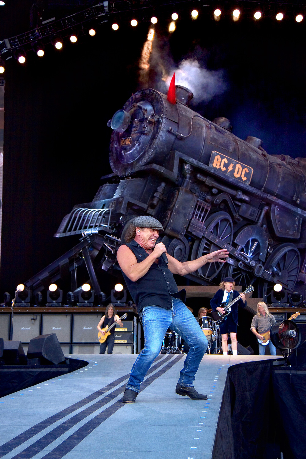 AC/DC esiintymässä Helsingin Olympiastadionilla 2009